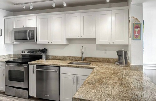 White St. Gallery Condo | Key West Condo 2B/2B with Pool & Boat FREE Slip