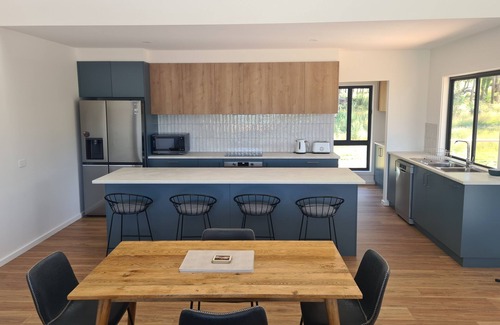 Khancoban House | Khancoban Getaway. Modern 3-bedroom home backing onto 9-hole golf course.