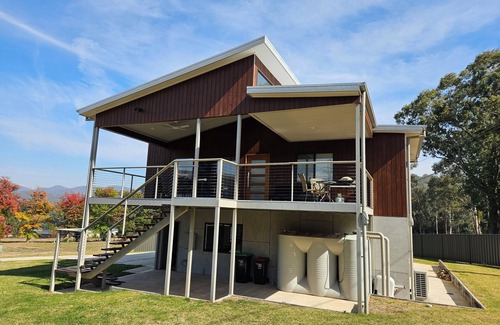 Khancoban House | Khancoban Getaway. Modern 3-bedroom home backing onto 9-hole golf course.