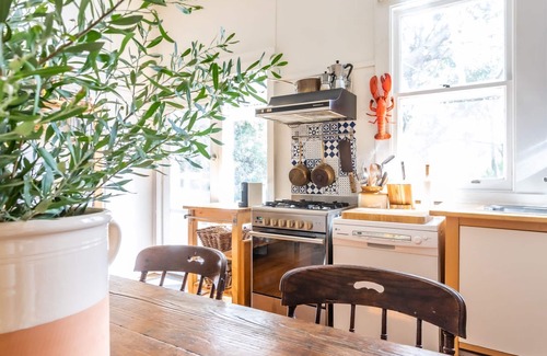 Flinders House | Kia-Ora Cottage - Shaded Garden with space for the Kids to Play