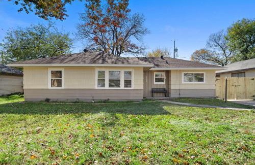 Pasadena House | Kick Back & Relax WiFi Desk Smart TVs Tire swing