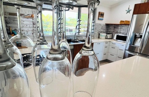 Dundee Beach House | Kick n Back House, with 2 spas, sleeps 8 comfortably with ocean views and WiFi