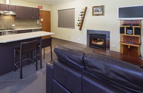 Lake Crackenback House | Kickenback Studio - Gym l Indoor Pool l Tennis l Air-Con l WiFi l BBQ