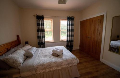 Omagh Villa | Kilskeery Lodge, modern country house with hot tub