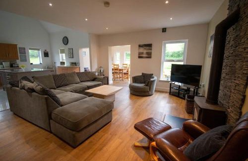 Omagh Villa | Kilskeery Lodge, modern country house with hot tub