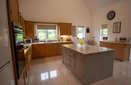 Omagh Villa | Kilskeery Lodge, modern country house with hot tub