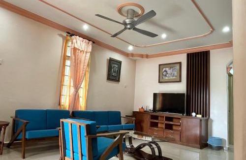 Ayer Molek House | Kim Granny House 4BR 11Pax Duyong 5 Mins to Town