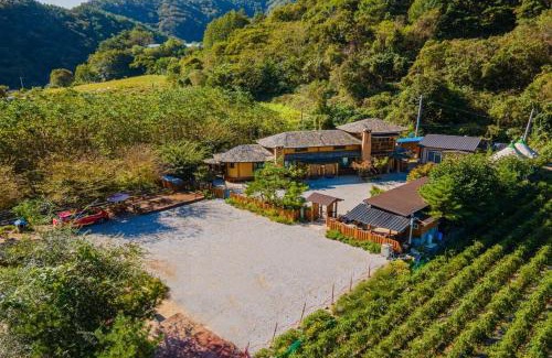Gimsatgat House | Kim Satgat Heukjib Yiyagi
