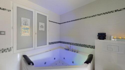 Osny House | Kimia Suite Room