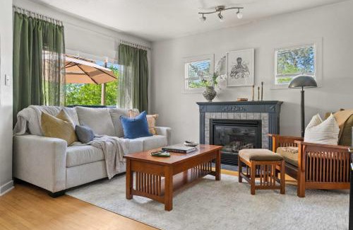 Sylvan Lake House | Kinepik Cottage Sunroom with Beach Access