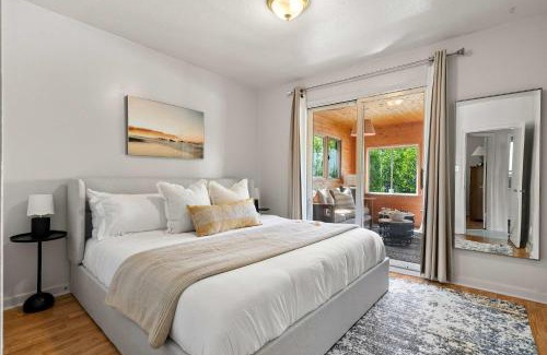 Sylvan Lake House | Kinepik Cottage Sunroom with Beach Access