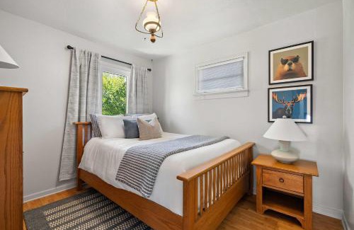 Sylvan Lake House | Kinepik Cottage Sunroom with Beach Access
