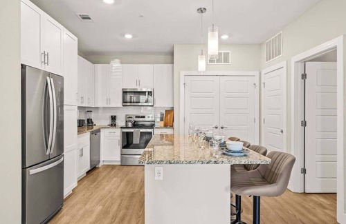 Southeast Orlando Apartment | King Apt |Pets allowed |15 min to Parks |Amenities