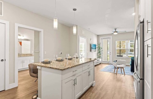 Southeast Orlando Apartment | King Apt |Pets allowed |15 min to Parks |Amenities