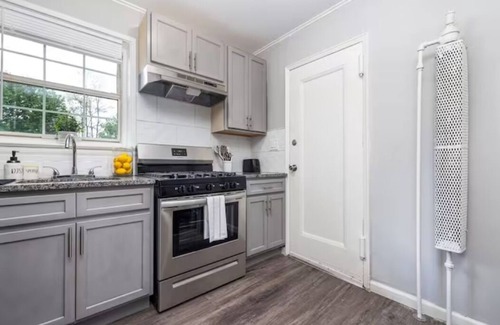 Newington Apartment | King Bed Apt - Fully Furnished w/Max Amenitiesn