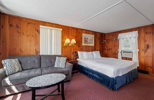 Littleton Hotel | King Bed Comfort Walk to Main Street