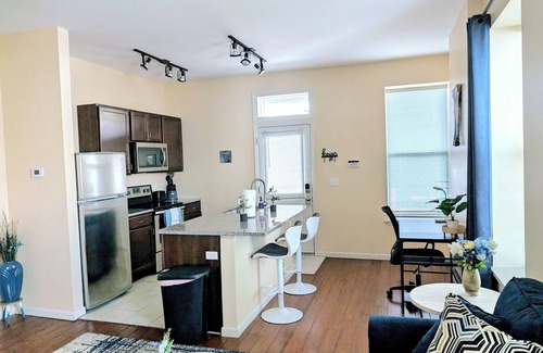 The Gate Apartment | King-Bed Cozy Apartment near SSM Hospitals- Unit H