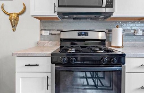 Cary House | KING bed | Crystal Lake | McHenry | Cary | COZY