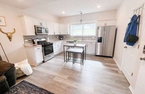 Cary House | KING bed | Crystal Lake | McHenry | Cary | COZY