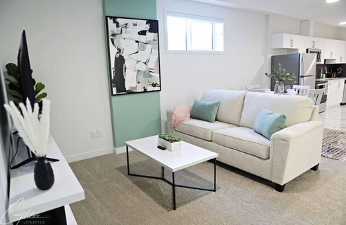Southwest Edmonton Condo | King Bed|Disney+|Long Stays|Garage|Airport