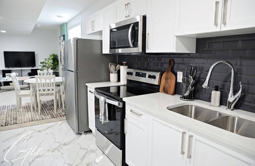 Southwest Edmonton Condo | King Bed|Disney+|Long Stays|Garage|Airport