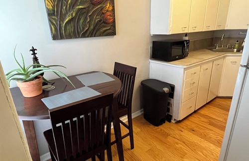 Des Moines Apartment | King bed Drake and central Des Moines