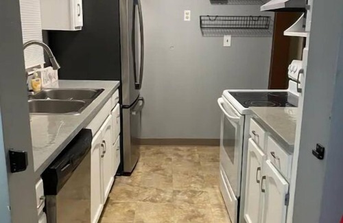 Elmhurst House | King Bed - Entire Home - Private corner lot