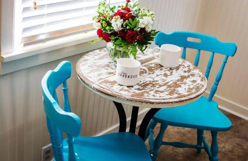 Hattiesburg House | KING BED Family Friendly Cottage - Walk to Zoo & Waterpark - Near Downtown & Midtown