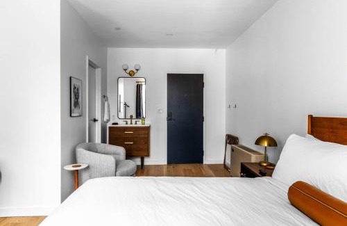 Bangor Apartment | King Bed, Fiber Internet, Heart of Bangor, 50 Roku TV, Room # 208