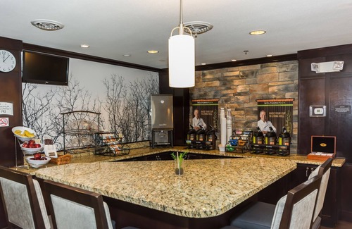 Grand Forks Condo | King Bed! Free Breakfast. Indoor Pool & Hot Tub. 15 Min Walk to University of North Dakota.