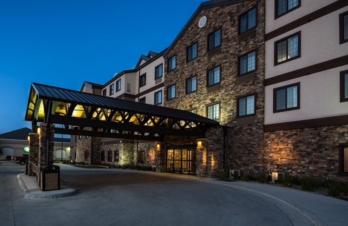 Grand Forks Condo | King Bed! Free Breakfast. Indoor Pool & Hot Tub. 15 Min Walk to University of North Dakota.
