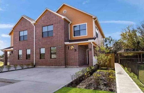 Greater Fondren Southwest House | King bed in gated community | 1300 sqft home