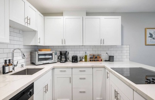 Hillwood Apartment | King Bed | In Unit Laundry | Mins to Seattle