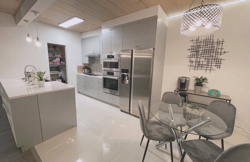 Fremont Condo | King Bed, In-Unit W/D, Carport, Balcony, Netflix