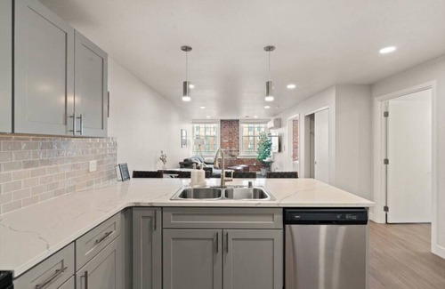 Riverside Apartment | King Bed! - J&K on Main Luxury Apartment 303
