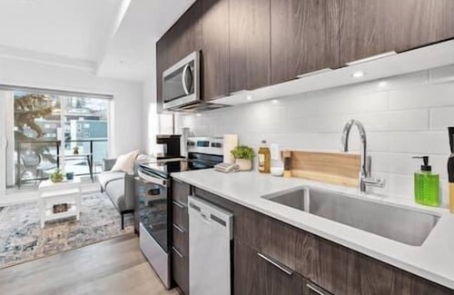 Crescent Heights Apartment | King Bed | Mins to Saddledome | Cgy Tower Views