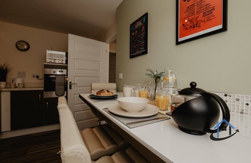 Corby House | King bed, pets, corporates, parking x2, fast wifi