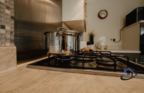 Corby House | King bed, pets, corporates, parking x2, fast wifi
