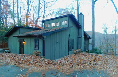 Mill Ridge Ski Chalet | King Bed, Putt-Putt w/Hot Tub, & Other Games