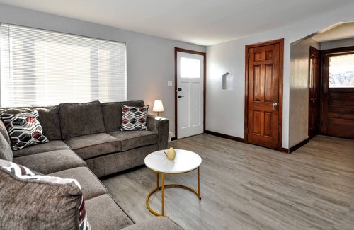 Brentwood House | King Bed! Quiet Pittsburgh Home! Close to City!