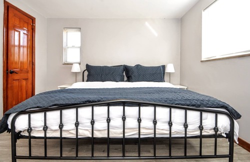 Brentwood House | King Bed! Quiet Pittsburgh Home! Close to City!