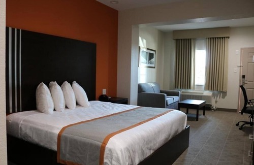 Humble Hotel | King Bed, Scottish Inns, Free Breakfast and IAH Shuttle Service