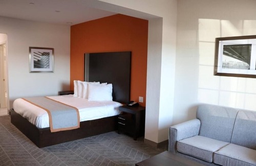 Humble Hotel | King Bed, Scottish Inns, Free Breakfast and IAH Shuttle Service