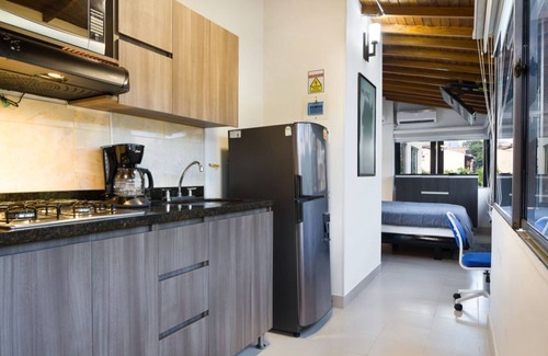 Astorga Apartment | King Bed studio AC, Hot tub By Exito Two TV's