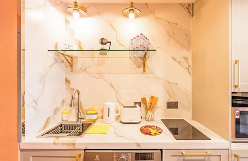 Jumeirah Lake Towers Apartment | King Bed Studio | Near Metro | Pool | Fast WiFi