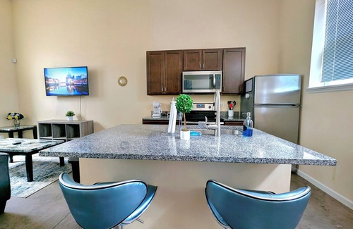 The Gate Apartment | King Bed Studio- Walking Distance to SSM and Cardinal Glennon Hospitals