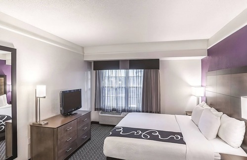 Woodlands Village House | King Bed Suite, La Quinta Inn, Poolside Loungers, near Flagstaff Grand Canyon