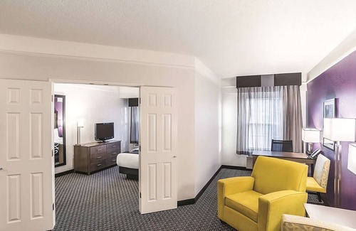 Woodlands Village House | King Bed Suite, La Quinta Inn, Poolside Loungers, near Flagstaff Grand Canyon