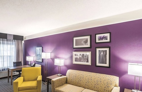 Woodlands Village House | King Bed Suite, La Quinta Inn, Poolside Loungers, near Flagstaff Grand Canyon