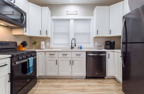 Joliet House | King Bed Suite, *Spacious Newly Remodeled House*